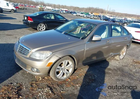 2009 Mercedes-Benz C 300 Luxury/Sport z USA, uszkodzony, nr VIN WDDGF54X79R065315